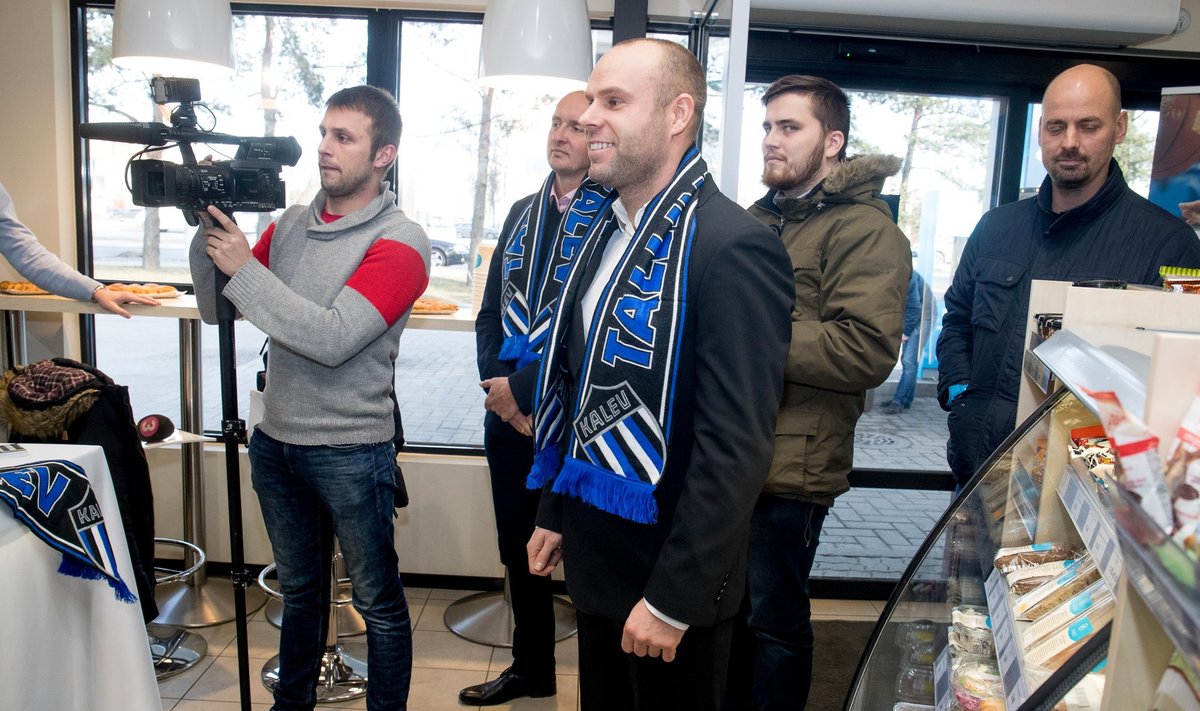 Joel Lindpere hooaja alguses Tallinna Kalevi jalgpalliklubi pressikonverentsil.
