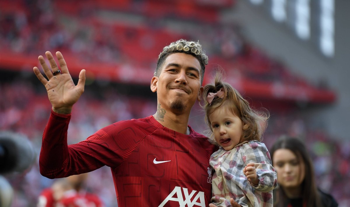 Roberto Firmino Liverpooli mängijana viimast korda Anfieldi publikule lehvitamas.