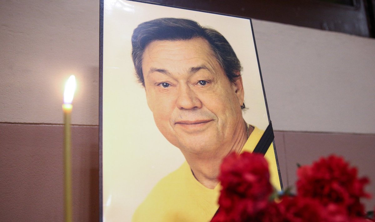 People brings flowers at Lenkom Theatre to pay tribute to the late actor Nikolai Karachentsov