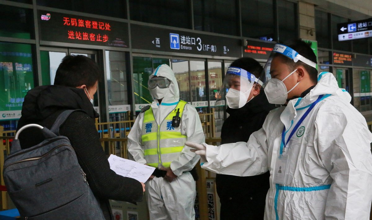 Hiina turvaametnikud kontrollimas Xiani raudteejaamas reisijate dokumente.