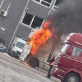 VIDEO | Lasnamäel süttis põlema veoauto kabiin