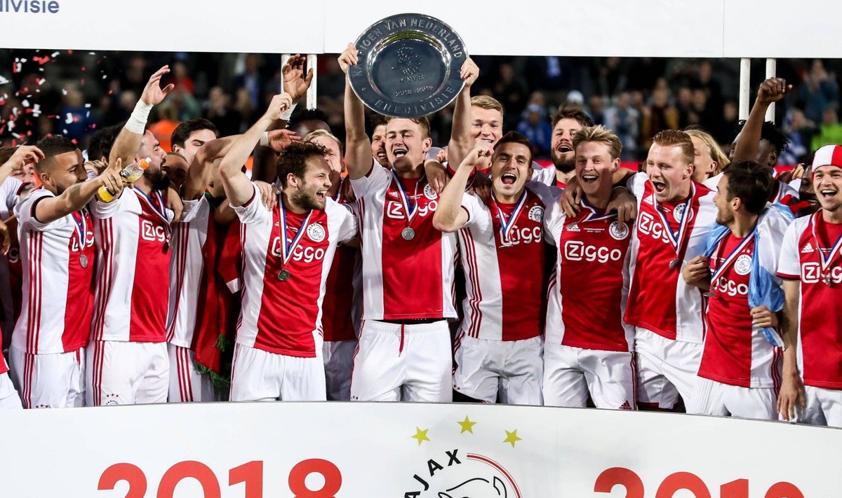 Ajaxi jalgpallurid Hollandi meistritiitli võitu tähistamas