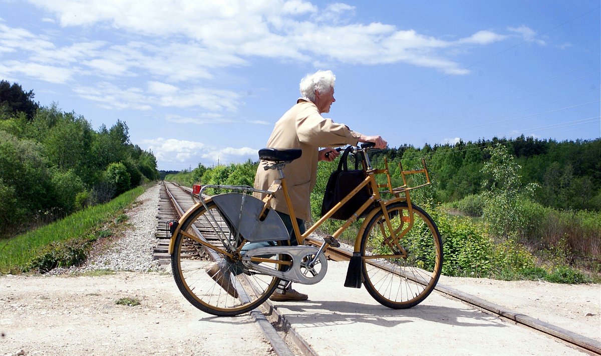 <em>2004. aasta südasuvel ületas Haapsalu raudtee ülesõidukohta eakas postiljon Lehte</em>