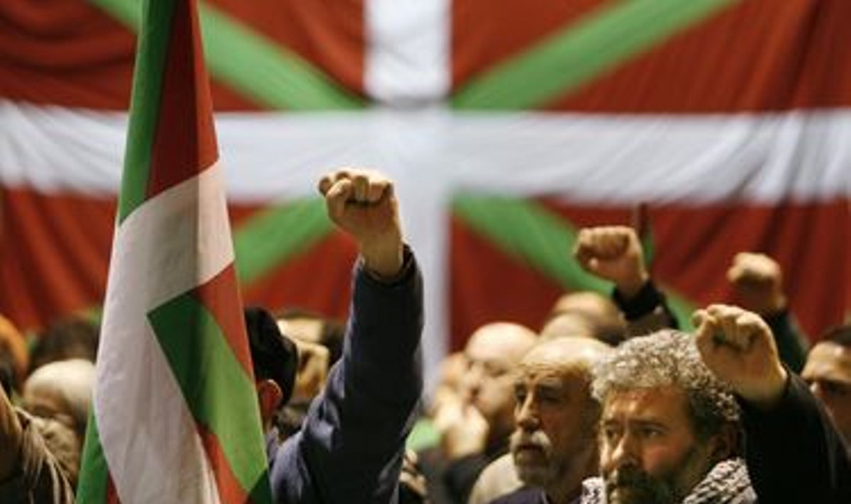 Baskid oma lipu taustal