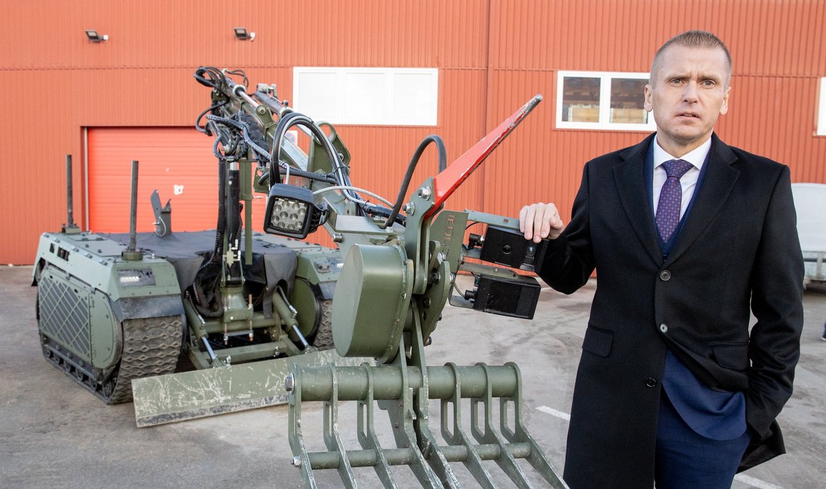 Глава Milrem и крупнейший частный акционер Кулдар Вяэрси является одним из инвесторов, продавших часть своей доли в Milrem Robotics, чтобы в будущем компания могла принимать участие в крупных заказах на рынке робототехники. Вяэрси показывает первый заказ, отправленный в Украину — роботизированную машину, которая будет удалять с поля боя неразорвавшиеся боеприпасы.