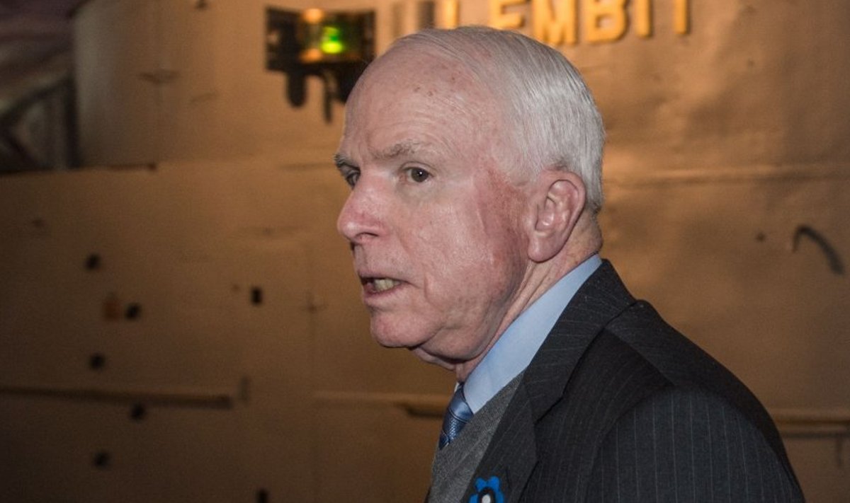 Senaator McCaini sõnul saab Putini vastu võidelda ainult jõuga. Eile käis senaator Tallinna lennusadamas ja pildile on jäänud ta kunagise Eesti sõjalise jõuga – kuulsa allveelaevaga Lembit.