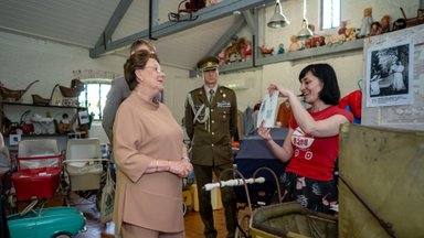 ФОТО | Супруга президента Сирье Карис открыла новую выставку Алены Суржиковой