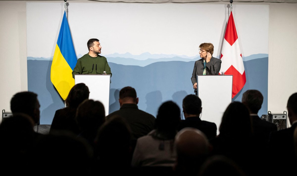 Ukraina president Volodõmõr Zelenskõi ja Šveitsi president Viola Amherd pressikonverentsil.