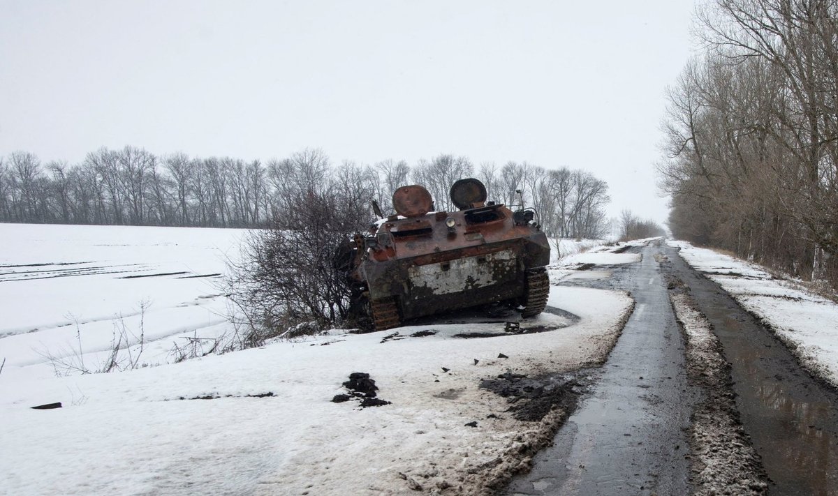 Российская бронемашина на обочине дороги в Украине