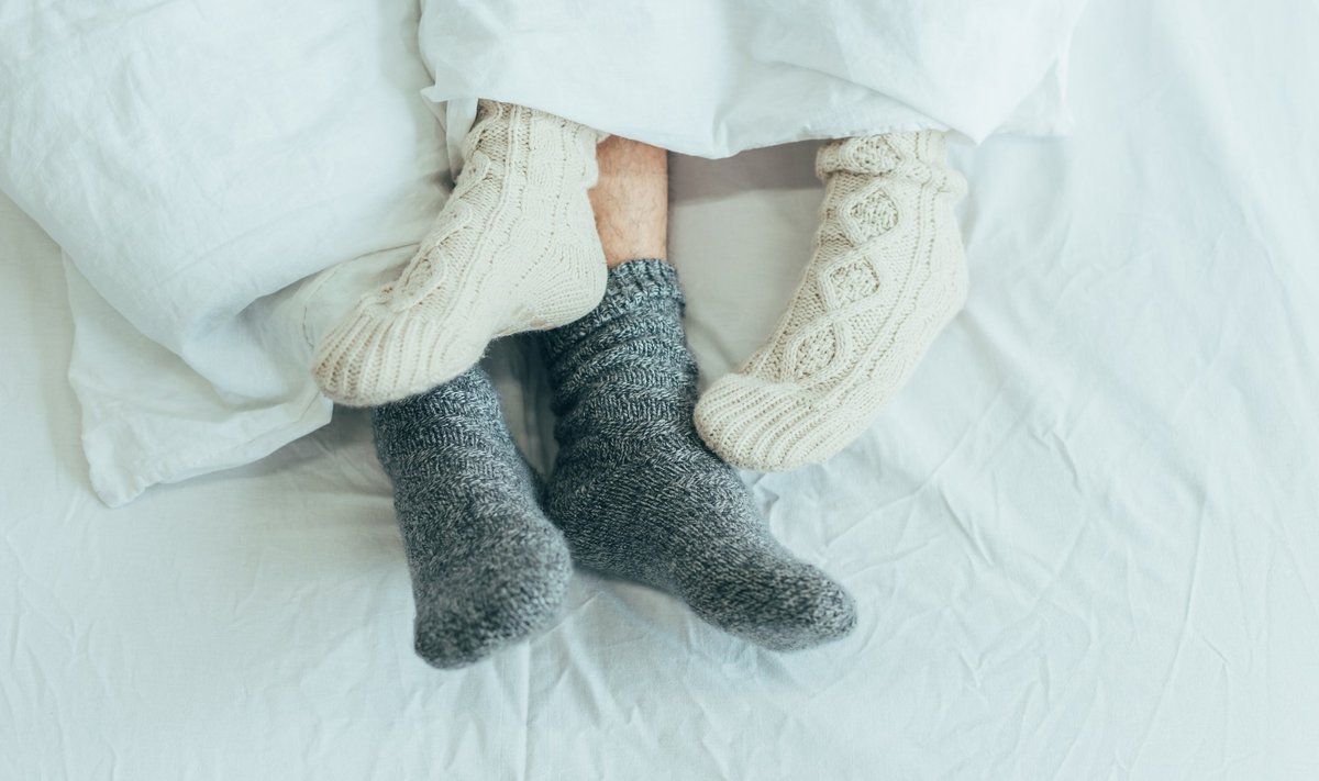 Märkimisväärne osa inimesi võitleb jalgade külmetamisega magamise ajal sokke kandes.