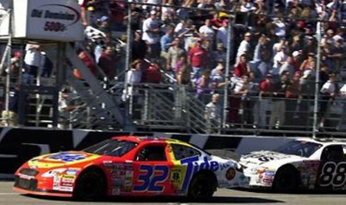 Ricky Craven ja Dale Jarrett Martinsville finišijoonel