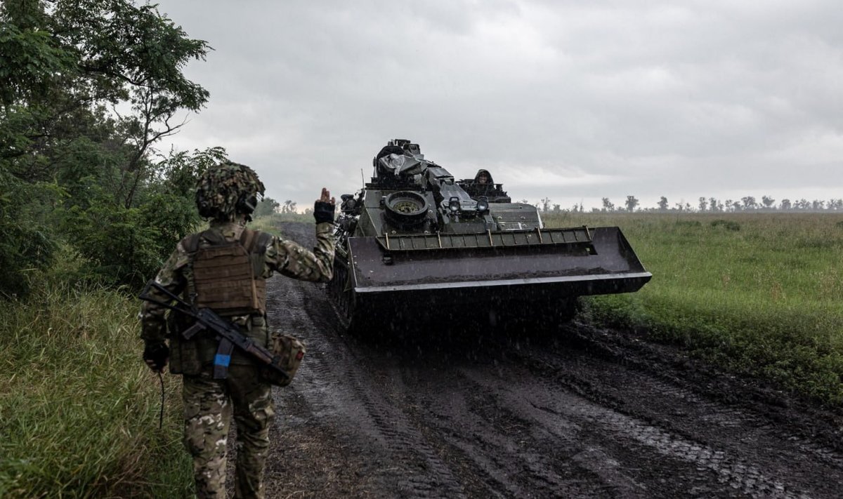 Ukraina 37. üksiku mehhaniseeritud brigaadi sõdur juhatab kusagil Zaporižžje oblastis teed Norra antud insenerimasinale NM189.