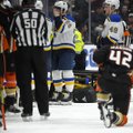 VIDEO | Olümpiavõitja kukkus keset NHL-i mängu kokku, matš jäeti katki