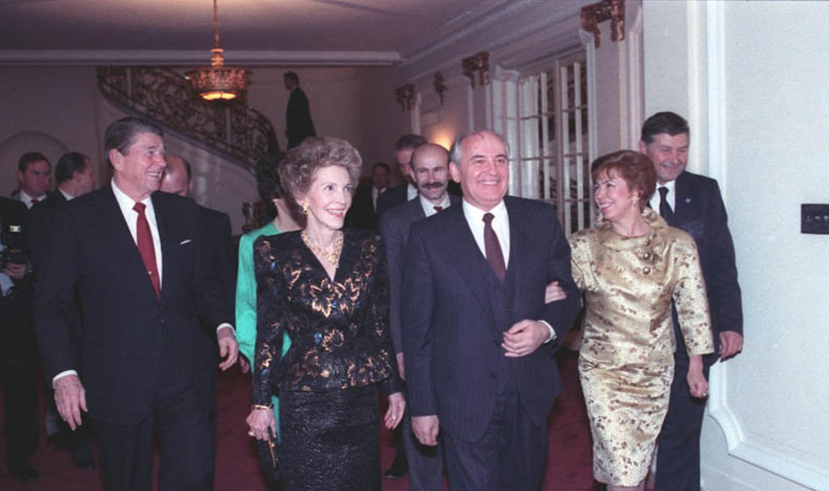 President Ronald Reagan ja Nancy Reagan Raissa ja Mihhail Gorbatšovi kutsel dineel Nõukogude saatkonnas Washingtonis Gorbatšovi USA visiidi ajal 1987. 