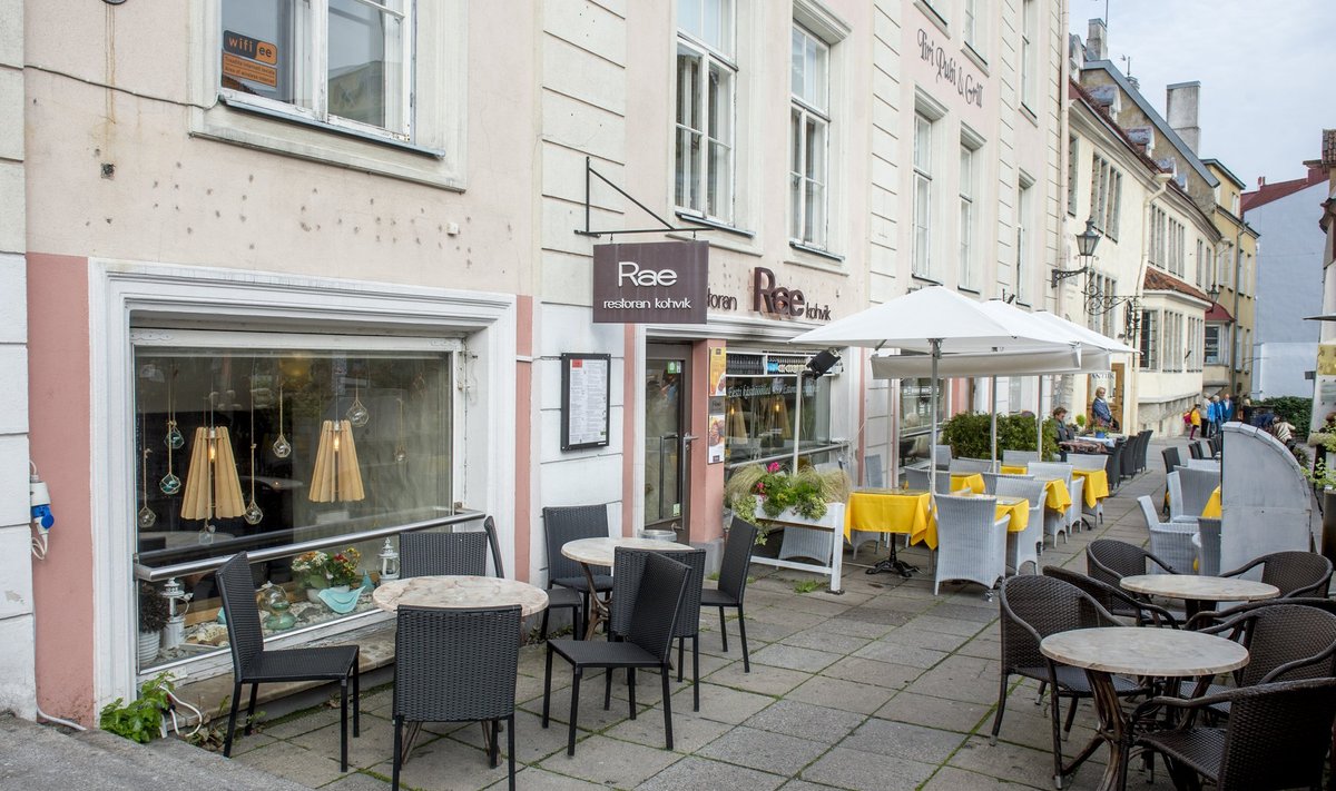 Tallinnas Raekoja platsil asuv Rae kohvik, mille soodsamate rendilepingute pikendamiseks Kofkin ilmselt Savisaarele hüvesid pakkus.