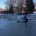 LUGEJA VIDEO: Noormees proovis uisupoognaid otse Keila joa jäätunud serval