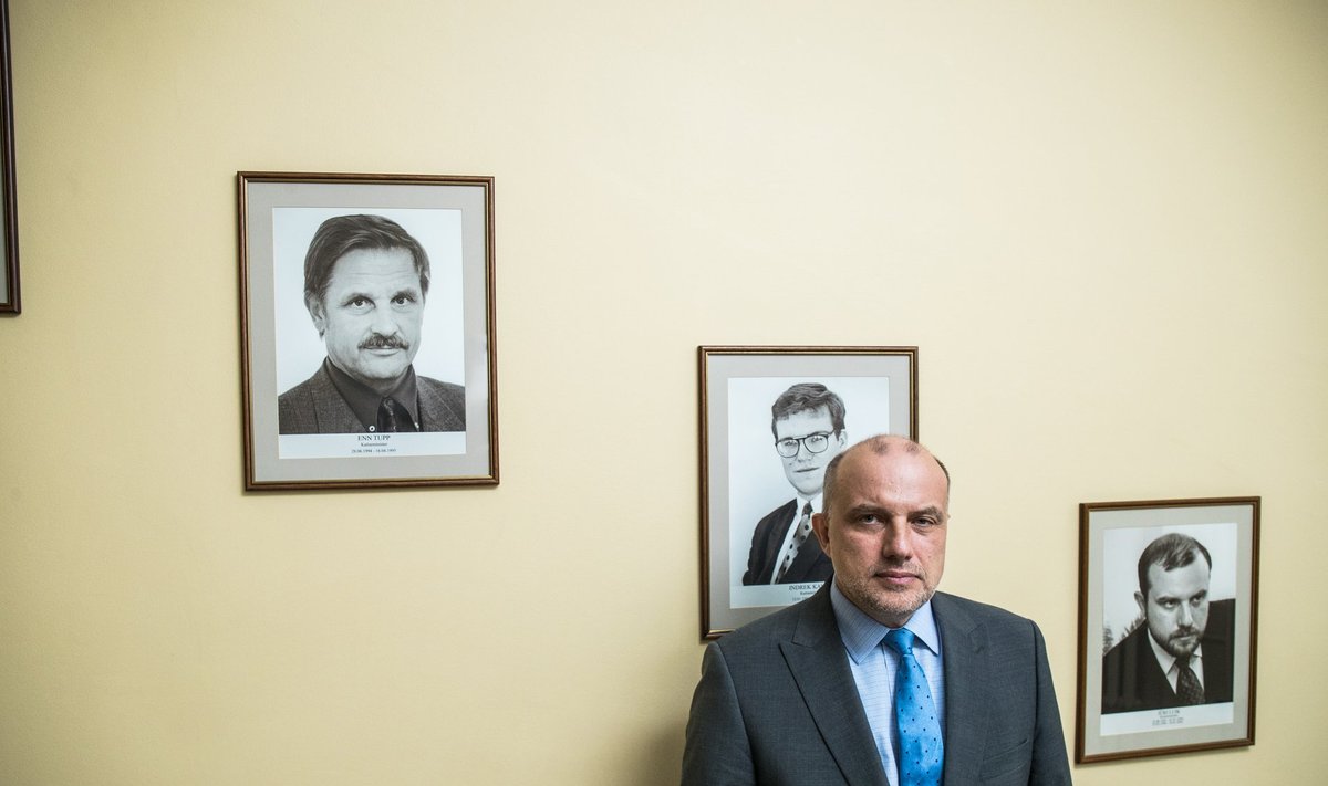 VALED VALIKUD: Kaitseminister Jüri Luik, seinal hoiatavad pildid saatusekaaslastest.