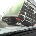 FOTO: Järvevana teel vajus veoauto kraavi