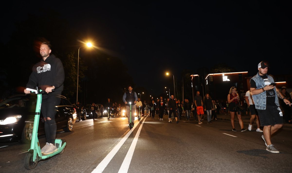 Peale kontserdi lõppu läks rahvas edasi linna peale.