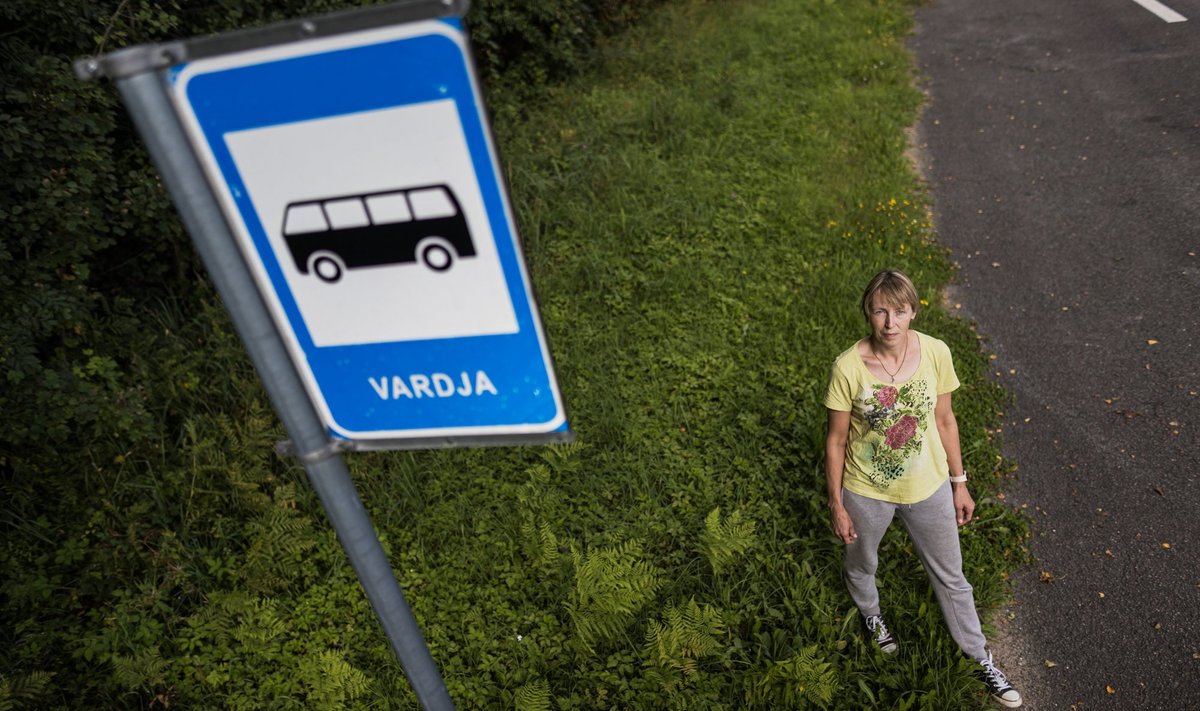 Reeli Visnapi (fotol) lapsed sõitsid kooli Vardja bussipeatusest. Busse käis sealt aga harva ja seetõttu koliti elama suuremasse asulasse.