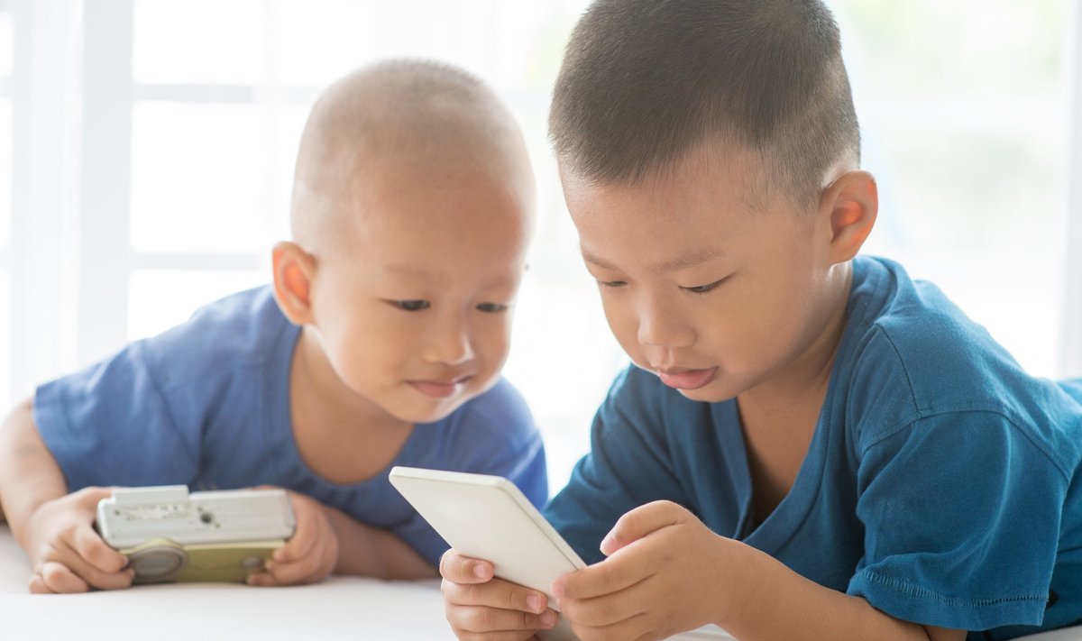 Hiina lapsed telefonis mängimas