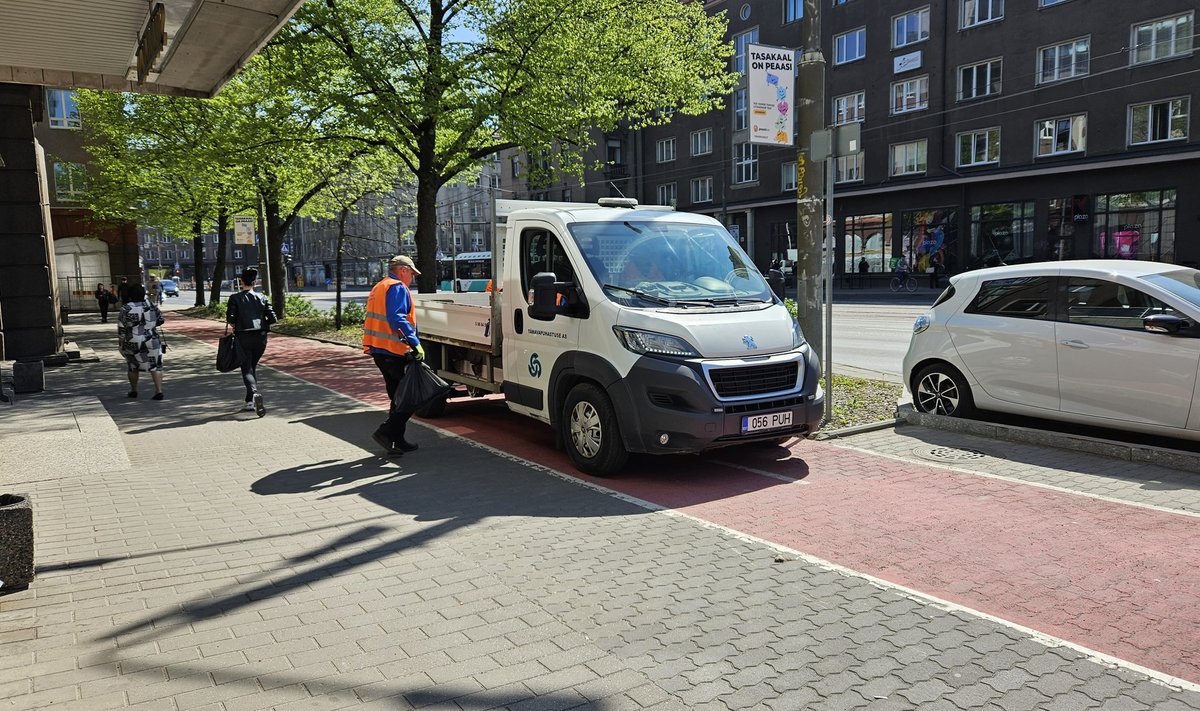 Auto pargib rattaradadel. Tallinn sel nädalal