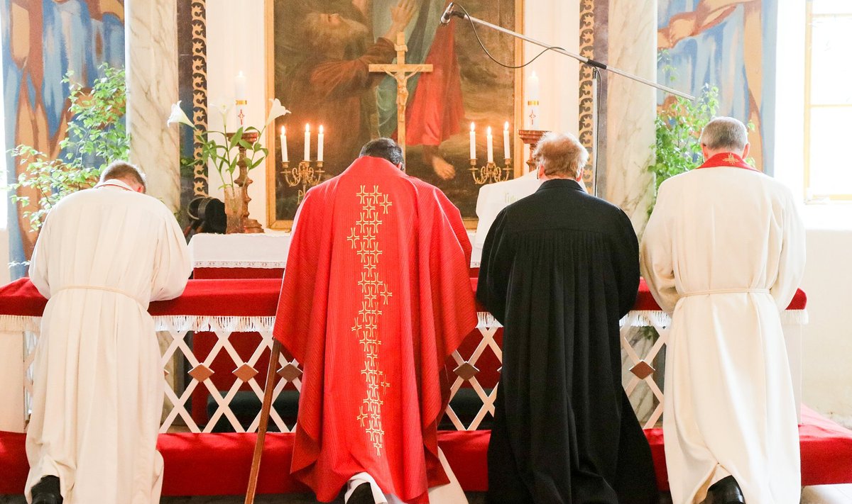 EELK peapiiskop Urmas Viilma teenis Torgu vallas Jämaja kirikus.