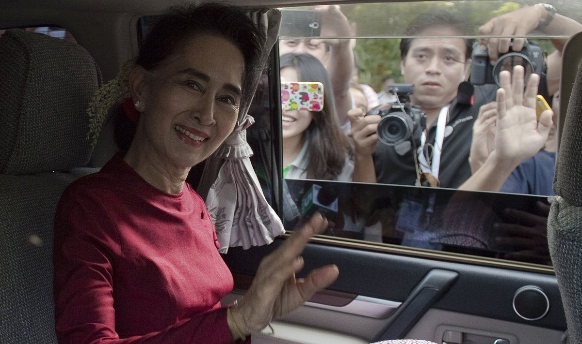 Suur ja innustunud toetajaskond tagas Aung San Suu Kyile Birmas parlamendivalimiste võidu, kuid riigipirukas jääb vähemalt esialgu veel kättesaamatusse kaugusse.