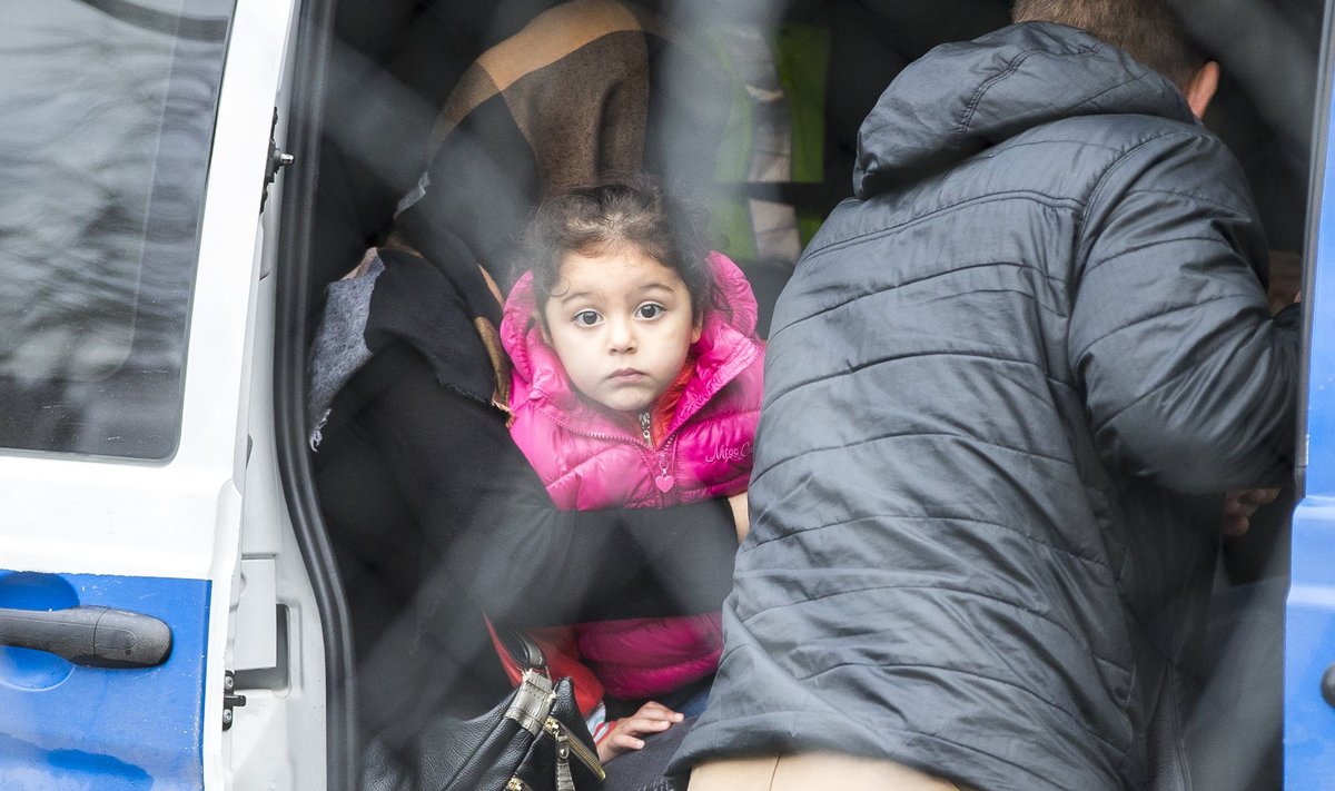 TURVAVÖÖD KINNI, SIHTKOHT BAGDAD: Ekspressil õnnestus saada foto Noorist tütrega just hetkel, kuipolitseinikud nad kinnipidamiskeskusejuures autosse panid, et Eestist välja saata.