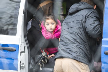 TURVAVÖÖD KINNI, SIHTKOHTBAGDAD: Ekspressil õnnestus saada foto Noorist tütrega just hetkel, kuipolitseinikud nad kinnipidamiskeskusejuures autosse panid, et Eestist väljasaata.