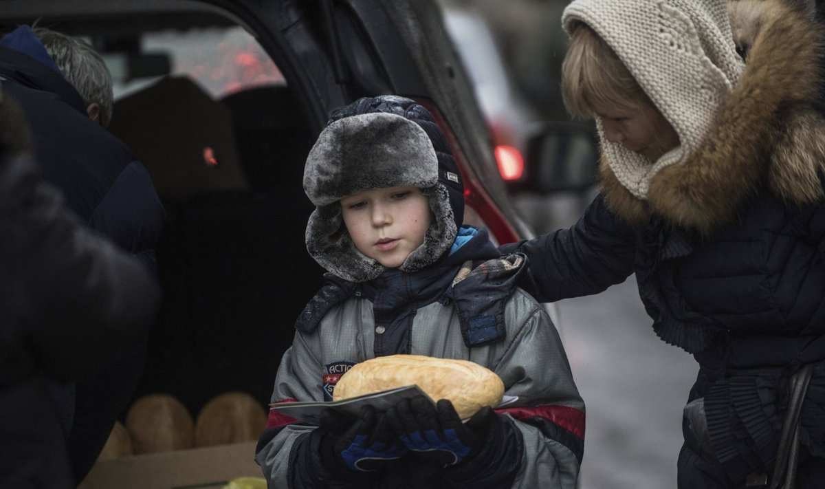 Humanitaarabi jagamine Avdijivkas, Ukrainas. Pilt on illustreeriv.