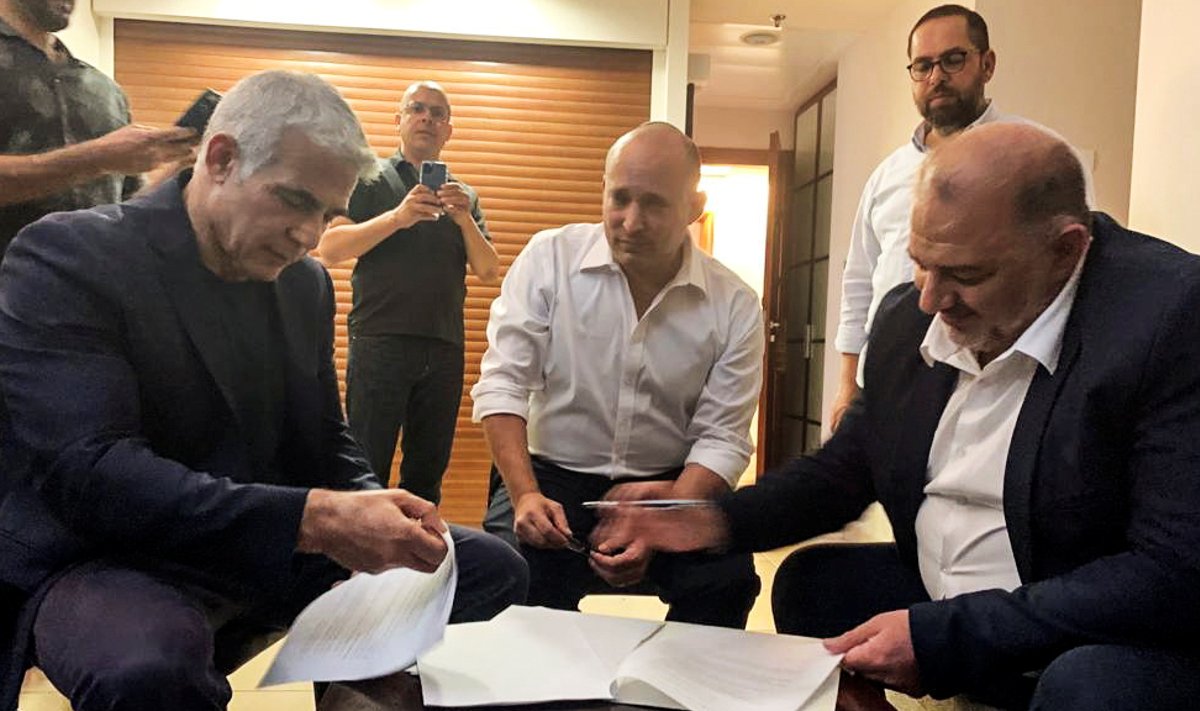 Islamist Mansour Abbas (vasakult), tulevane peaminister Naftali Bennett ja tsentrist Yair Lapid allkirjastavad võimulepet.