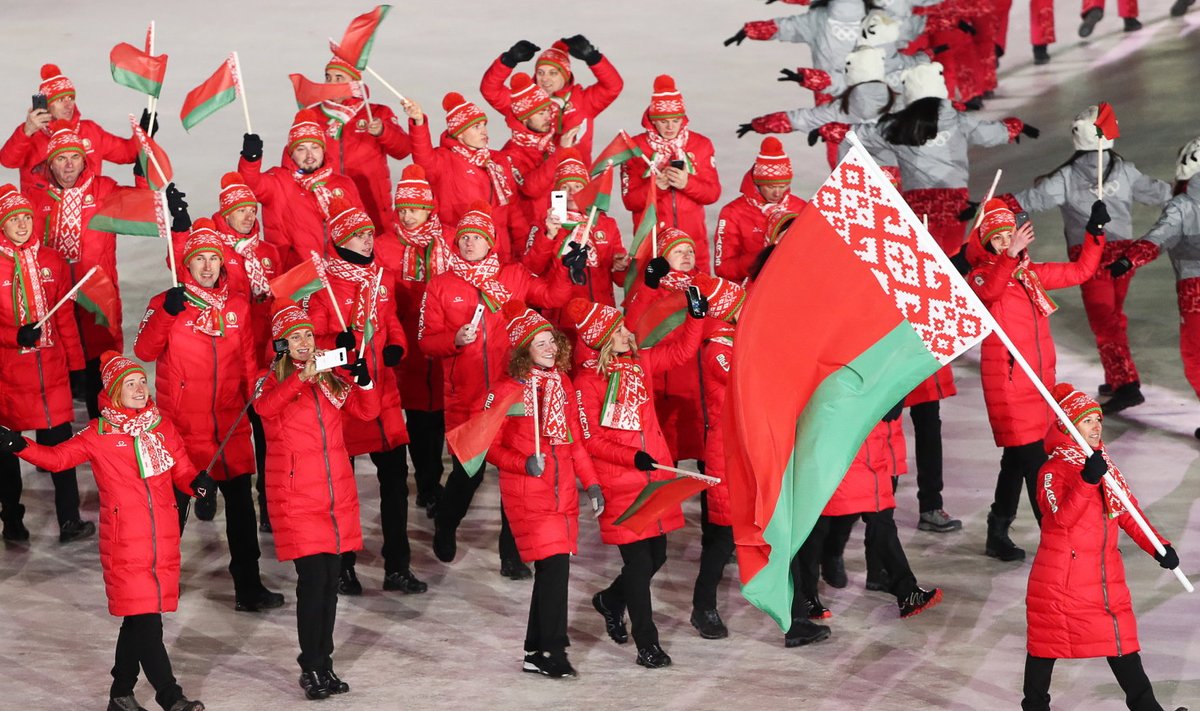 Valgevene lipp 2018. aasta Pyeongchangi olümpia avatseremoonial, lipukandjaks vigursuusataja Alla Tsuper.