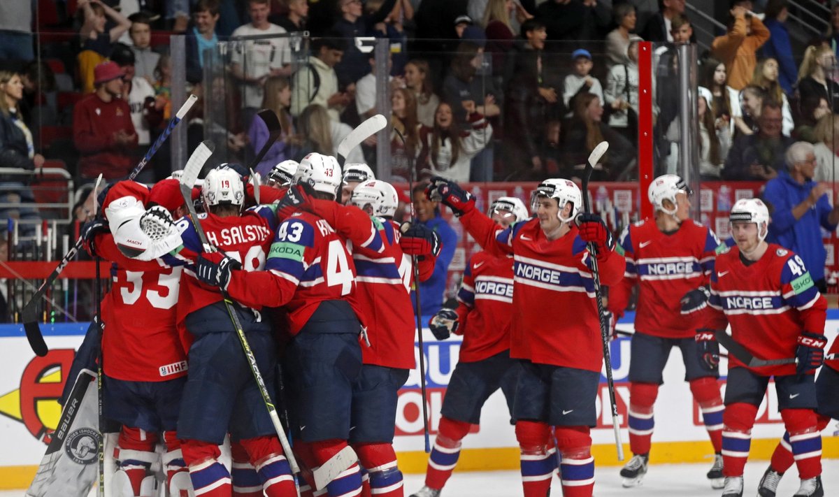 Norralased Kanada üle saavutatud võitu tähistamas.