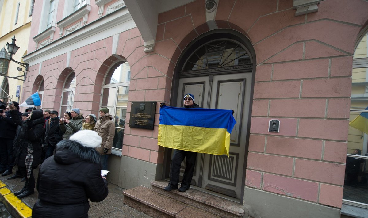 Meeleavaldus Ukrainas toimuva vastu Venemaa saatkonna ees Tallinnas