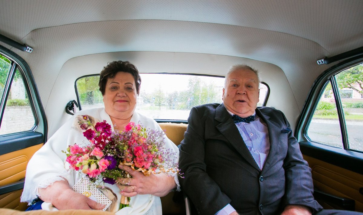 Liina ja Paul Kuusemäe käisid kuldpulmapäeval Rapla kirikus, kust kunagi nende ühine tee algas. Tähtsa päeva autoks sai Volga.