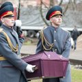 FOTOD: Sõrvelt leitud Nõukogude sõduri surnukeha viidi matusteks Venemaale