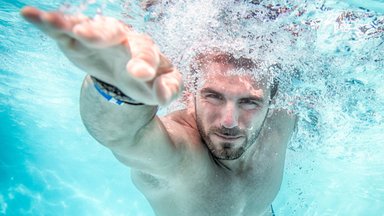 Ujumine on kaks korda tõhusam treening kui jooksmine ja selle võib ära õppida igas eas. 7 sammu kuidas iseseisvalt ujuma õppida