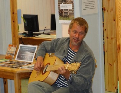 Tätte laulu lihtsad sõnad, tema sume hääletämber ja uue Eestimaa puidust valmistatud kitarri helid...