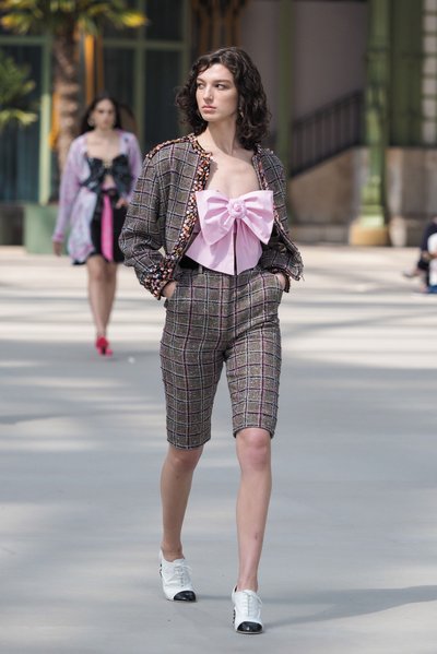 Chaneli Cruise’i kollektsioon inspireerib ruudulist pükskostüümi sobitama lopsaka lipsuga kaunistatud pluusiga. Moekas püksisääre pikkus lõpeb täpselt enne põlve.