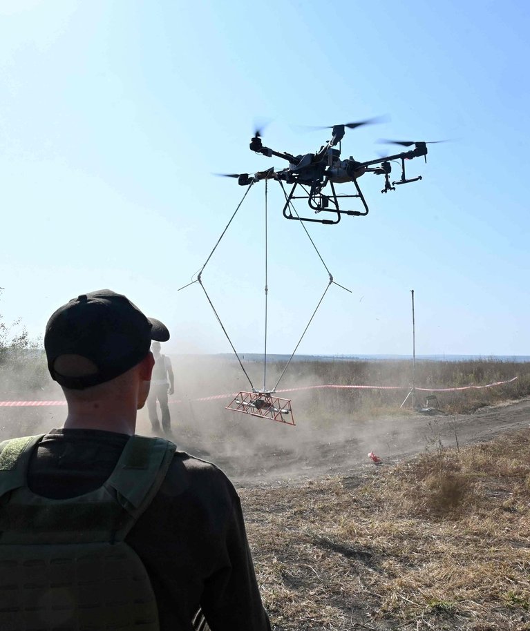 Vabatahtlike organisatsioon Postup juhtimas metallidetektorit kandvat drooni, et otsida Derhatši linna lähedalt miine. Foto tehtud 1. oktoobril 2023.