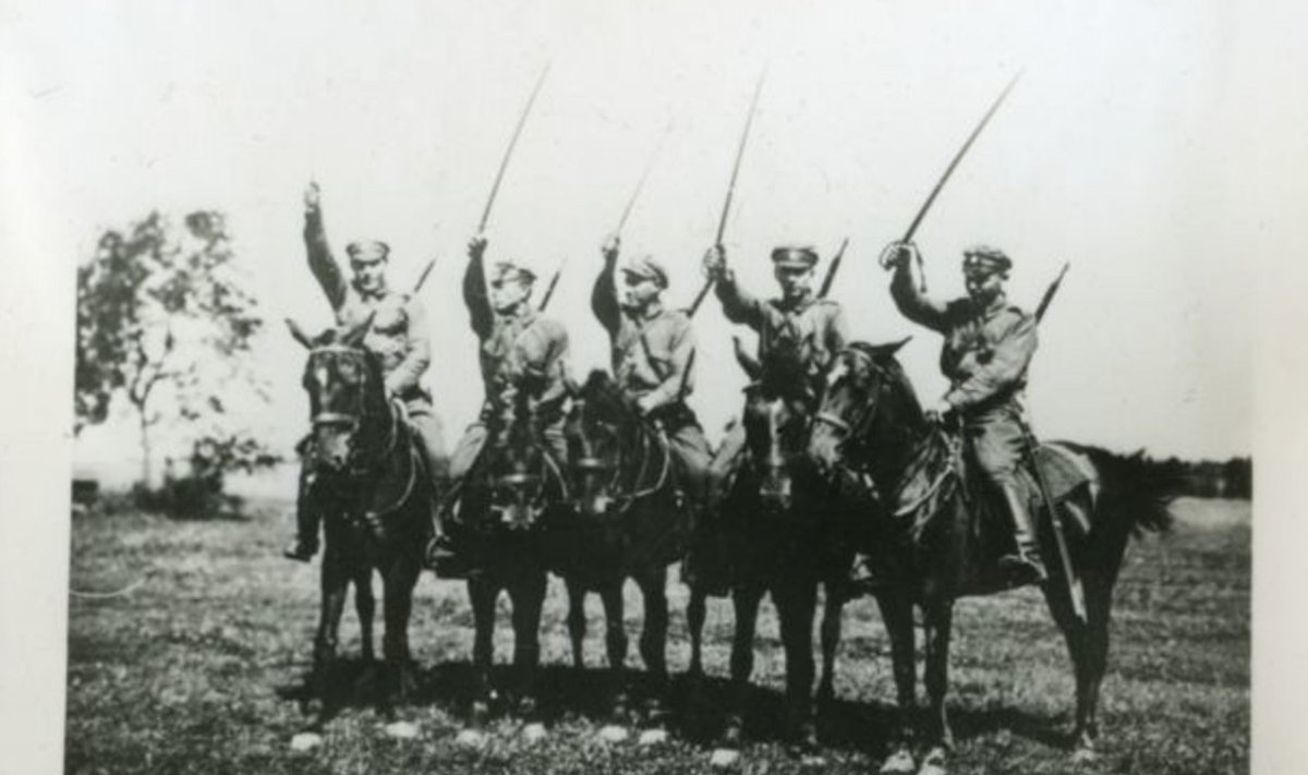 Mõõkadega mehed hobuste seljas