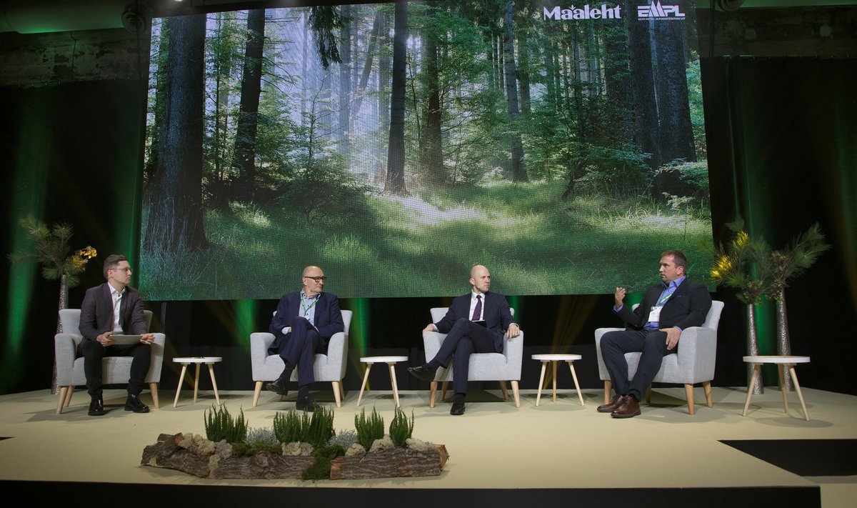 Paneelis arutlemas vasakult päeva juht ajakirjanik Kristjan Pihl, akadeemik Jaak Aaviksoo, keskkonnaminister Tõnis Mölder ja metsaettevõtja Andres Olesk.