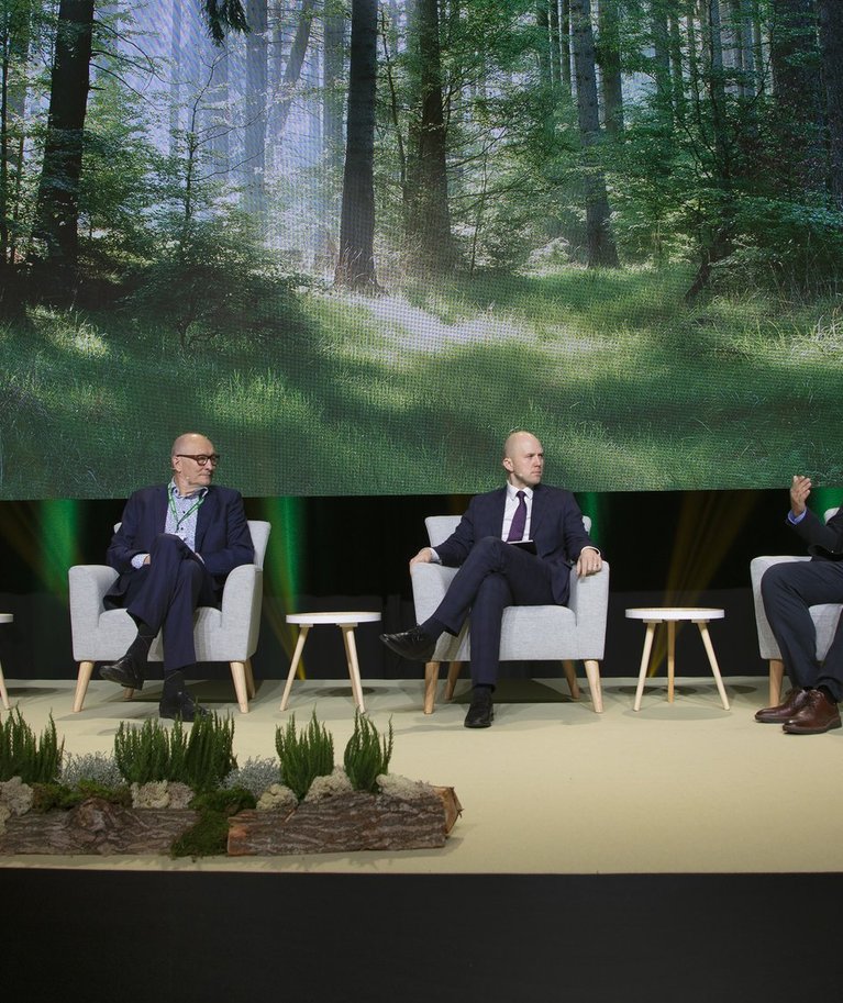 Jaak Aaviksoo, Tõnis Mölder ja Andres Olesk konverentsil „Metsasektori panus rohepöörde ja kliimaneutraalsuse saavutamisel” olid ühel meelel selles, et Euroopas lüüakse kõiki liidu riike liialt ühe vitsaga.