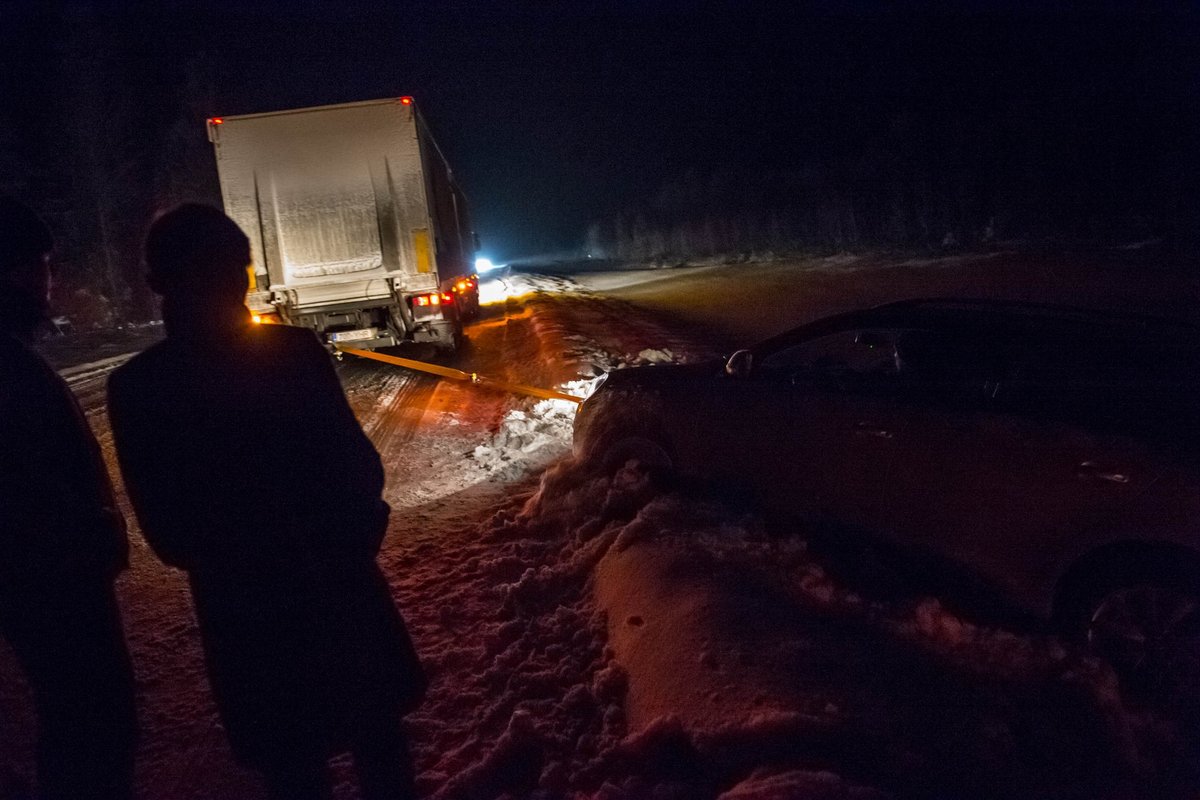 FOTOD: Lahke rekkajuht sikutas sõiduauto kraavist välja