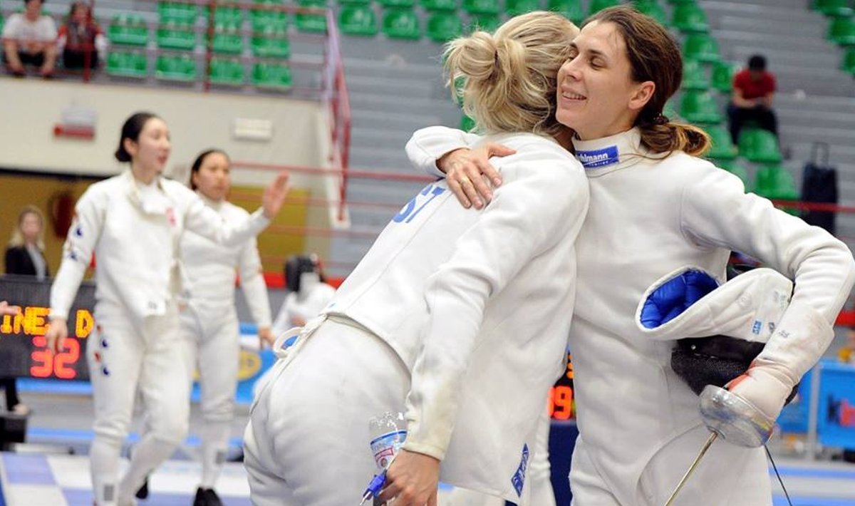 Irina Embrich (paremal) õnnitleb Erika Kirput pärast Lõuna-Korea alistamist.