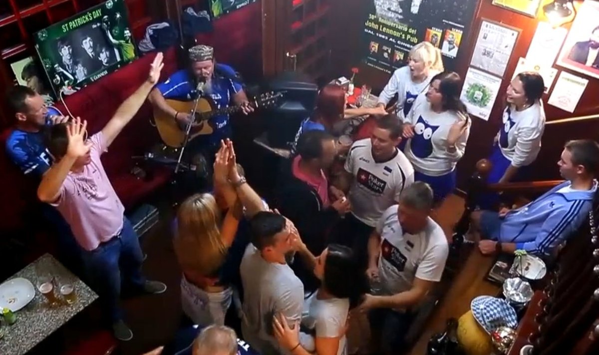 Eesti võrkpallifännid John Lennoni pubis