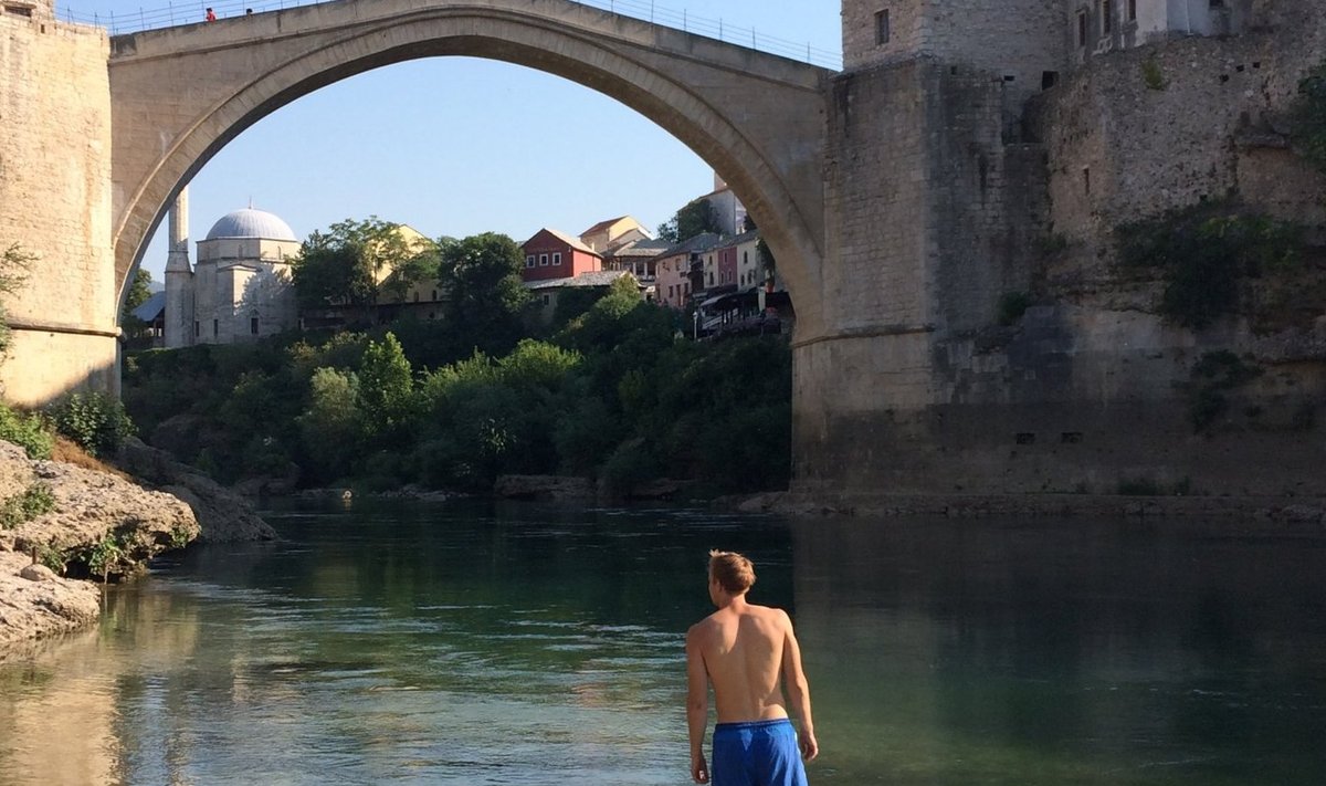 Kosutav hommikune ujumine Mostari Vana silla all