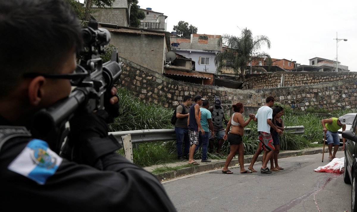Esmaspäeval Rio de Janeiro slummis toimunud haarangus sai surma 17-aastane nooruk. Sel korral põhjustas surma politsei kuul.