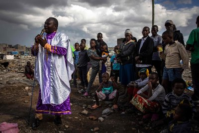 Pastor Mukuru Kwa Njenga laagris Nairobis. Inimeste kodud lammutati selle aasta novembris ilma eelneva hoiatuseta, sest valitsus tahab piirkonda rajada kiirtee. Inimesed elavad nüüd telkides, kiiruga kokkuklopsitud onnikestes.